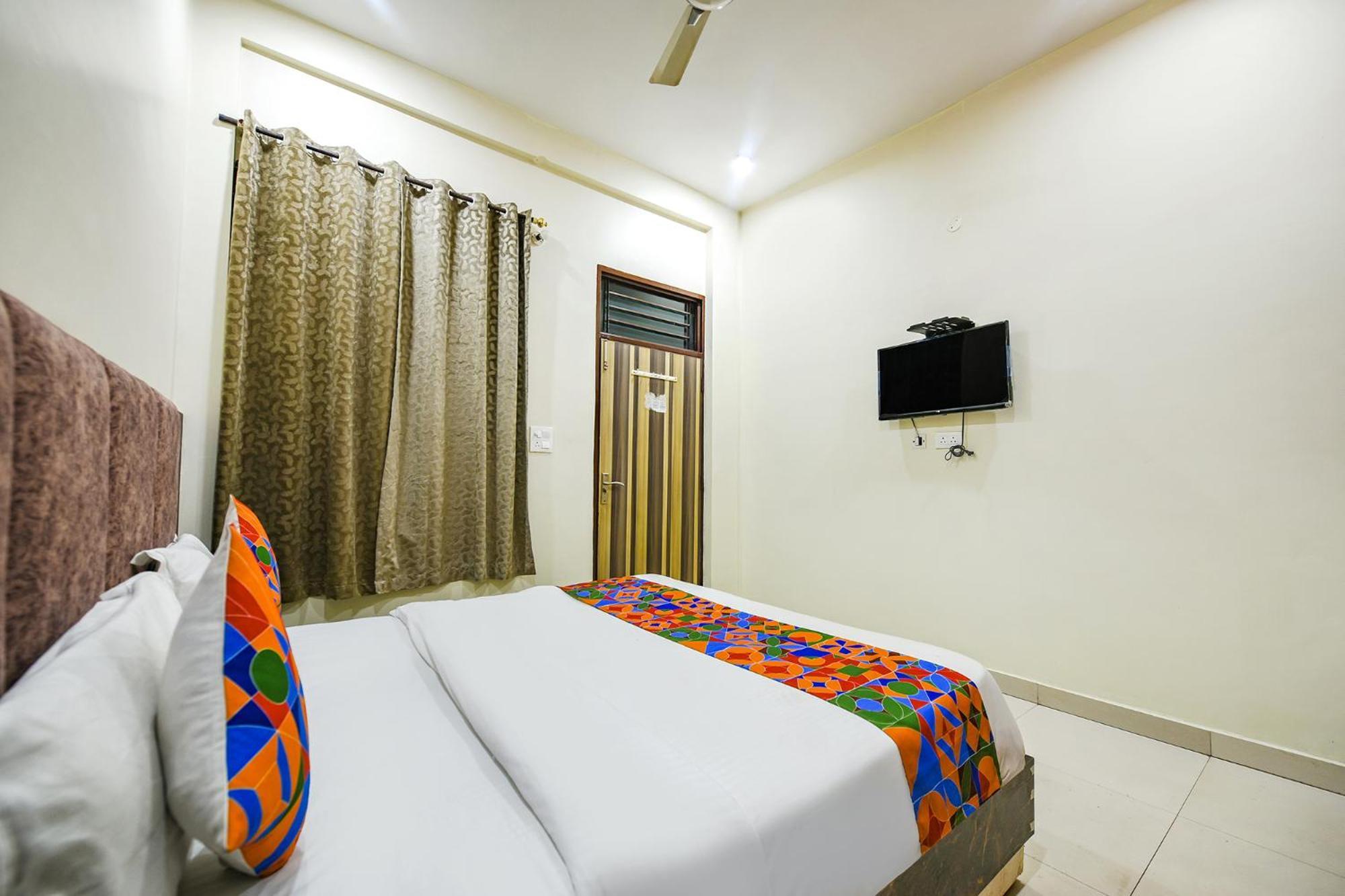 Fabexpress Galaxy Hotell Nayagaon Exteriör bild